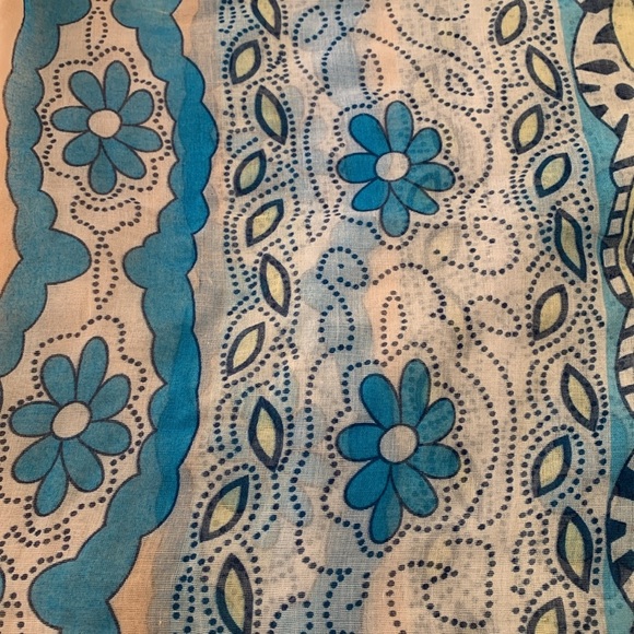 Lightweight scarf - Picture 5 of 8